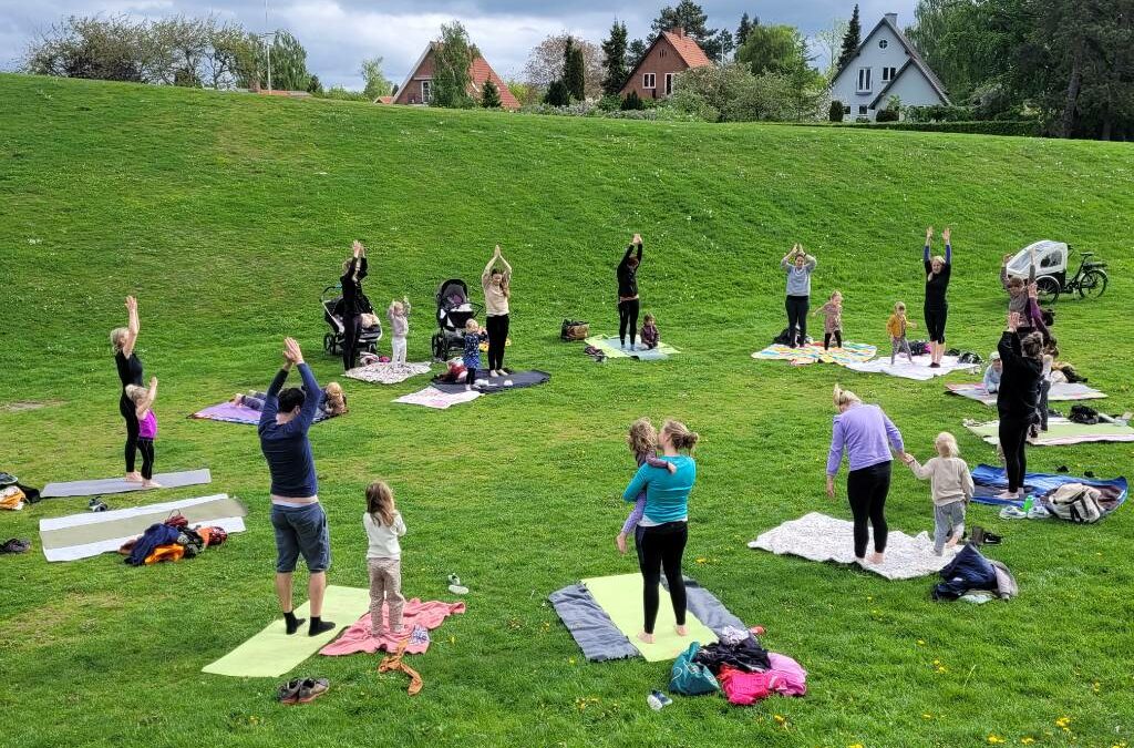 Kom til akroyoga i Folkeparken i Roskilde