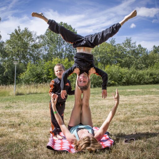 Skal du være med til sæsonens sidste akroyoga forløb ?